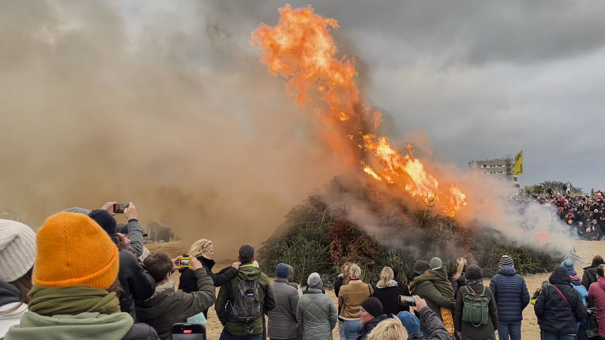 Als größtes Osterfeuer zog das Feuer in Döse im vergangenen Jahr nicht nur Einheimische, sondern auch Hunderte von Gästen an. Foto: Koppe