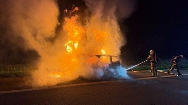 Vollsperrung im Kreis Cuxhaven: Auto geht auf der A27 in Flammen auf