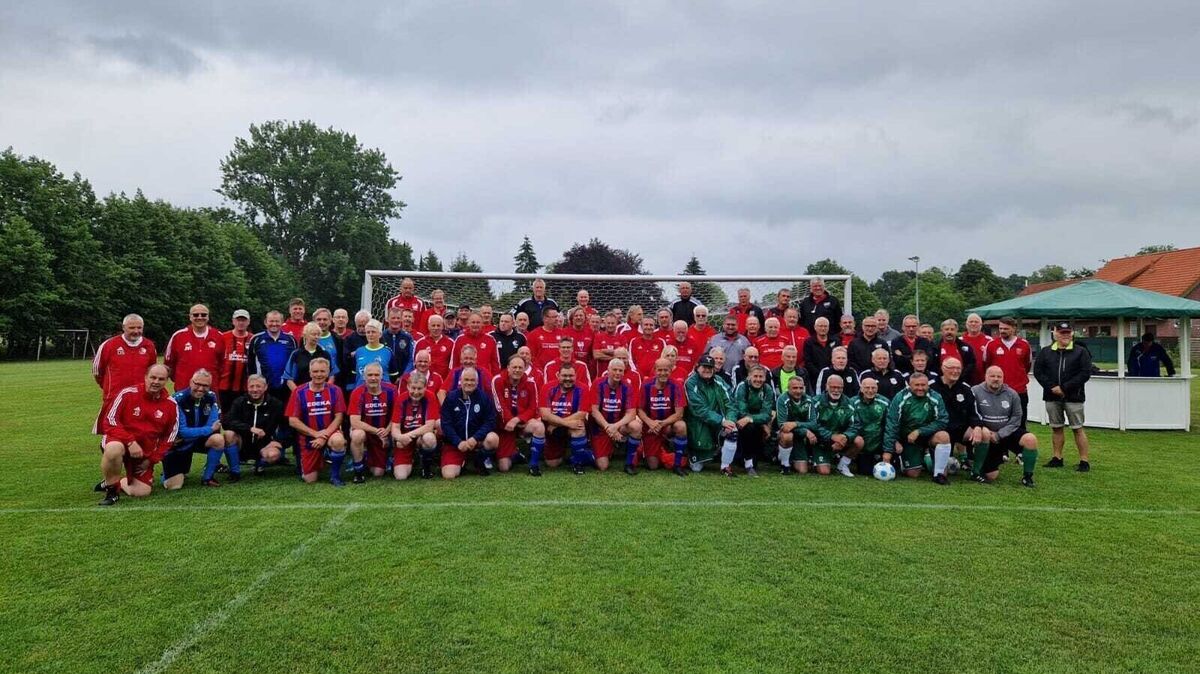 Die Teilnehmer des ersten Walking-Football-Turniers der SpVgg BISON vereint – doch am Ende konnte es nur einen Sieger geben: Grün-Weiß Harsewinkel. Foto: SpVgg BISON