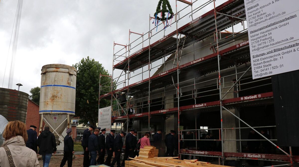 Richtfest in Ihlienworth: Der Neubau des Feuerwehrhauses schreitet voran und soll zu Ostern 2027 fertiggestellt sein. Foto: Mangels