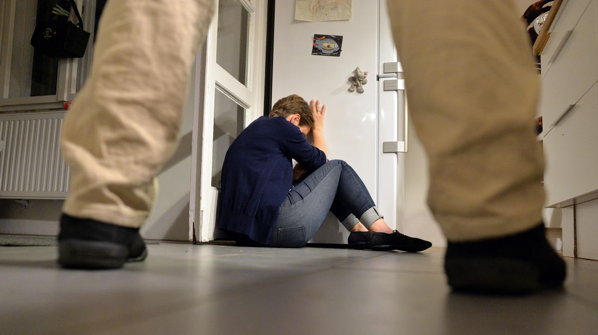 Draußen wird Abstand gehalten - drinnen herrscht unerträgliche Nähe: Auch während - oder gerade wegen - der Corona-Krise ist häusliche Gewalt ein Thema. Foto: Maurizio Gambarini/dpa