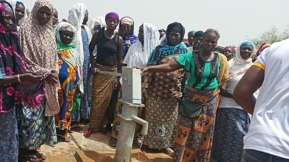 Dank des Engagements des Shanty-Chors können die Frauen seit Oktober den neuen 75 Meter tiefen Brunnen nutzen. Foto: Wunschträume e.V.
