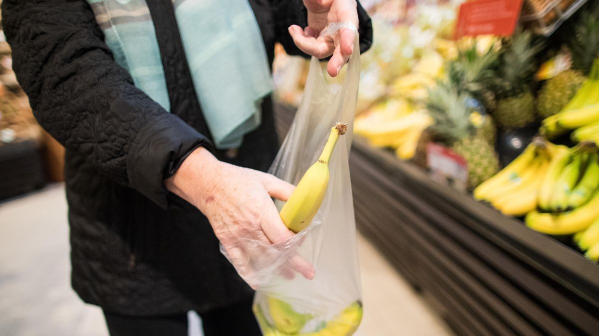 Überflüssig: Warum packt man Bananen noch in einen Plastikbeutel? Das war nur eines der vielen Themen, die beim Vortrag von Jenny Bartels in Otterndorf gestellt wurden. Foto: Kusch