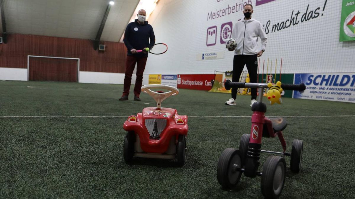 Beim TC Cuxhaven kann ab kommenden Sonntag die Soccer-Halle und die angrenzende Tennishalle kostenlos von Familien bespielt werden - ob mit dem Fußball, dem Tennisschläger oder auch dem Bobbycar. Wolfgang Görtz (l.), Vorsitzender des TCC, und Trainer Roman Opalka wollen diesen Aktionstag dann jeden Sonntag bis zu den Osterferien anbieten. Foto: Unruh