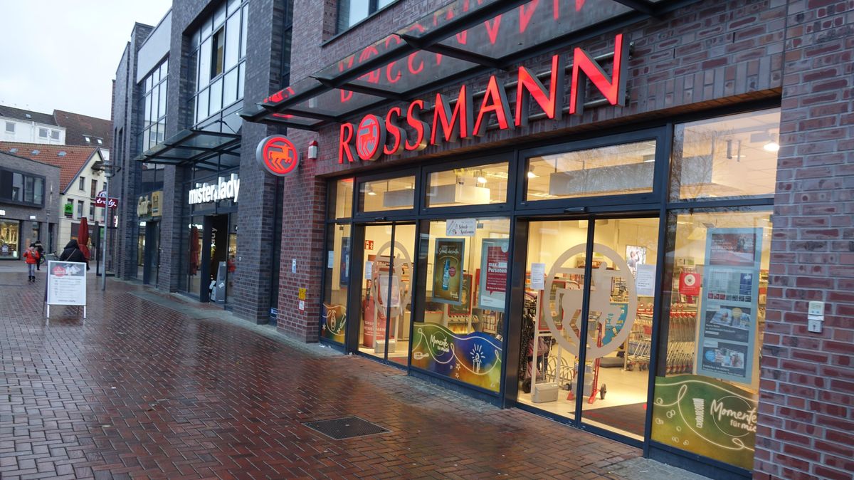 Der Rossmann-Markt am Kaemmererplatz in Cuxhaven war am Montag wegen eines Corona-Verdachtfalls in der Belegschaft geschlossen. Foto: Bohlmann-Drammeh