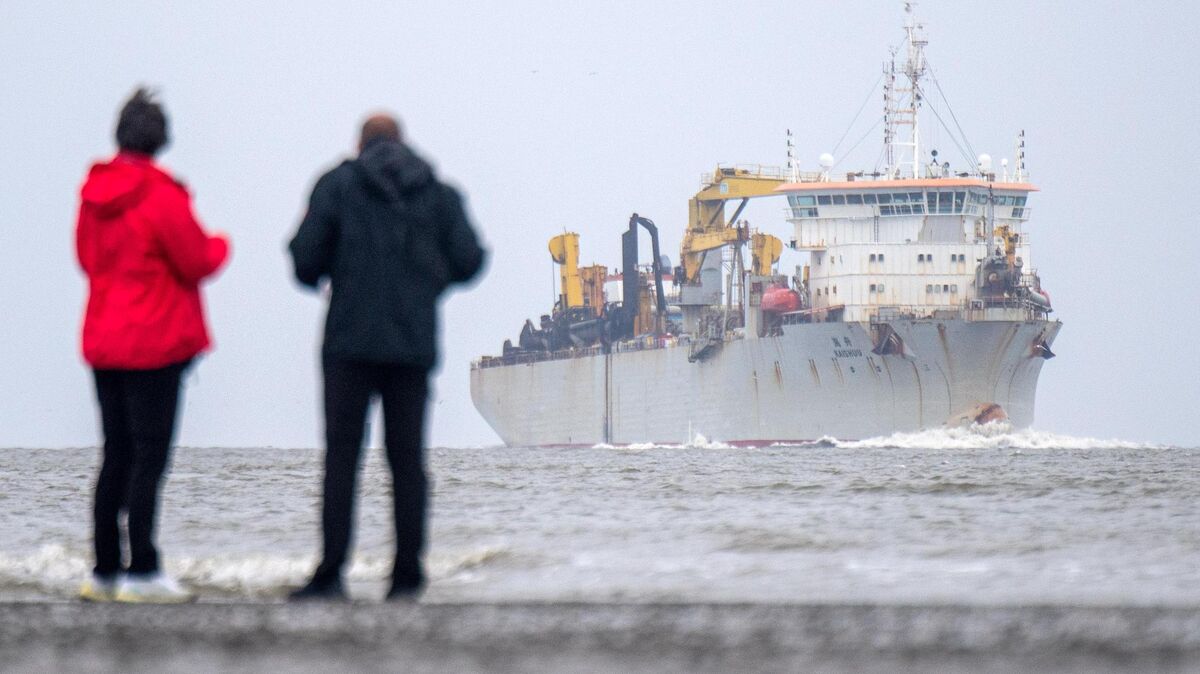 Baggerschiffe fahren beinahe nonstop, um Schlick in der Außenelbe zu verklappen. Derzeit wird ein Gebiet mit der Bezeichnung "Tiefwasserreede" in der Nordsee, nördlich von Langeoog, geprüft, das als Alternative zu der von Hamburg geplanten Verbringstelle bei Scharhörn dienen könnte. Foto: Schuldt / dpa