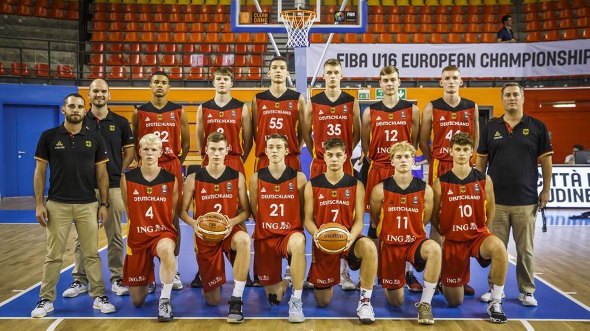 Die U16-Basketball-Nationalmannschaft bei der EM in Italien. Kilian Brockhoff trägt die Trikot-Nummer 12. Foto: FIBA