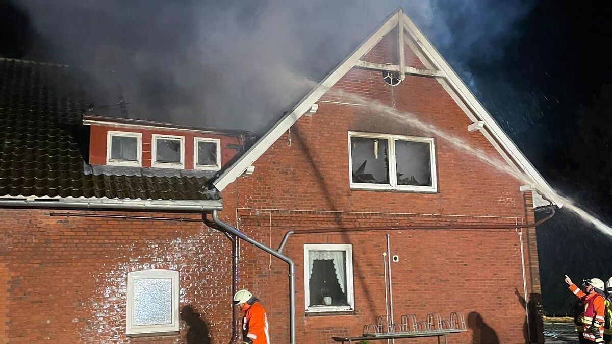 Kreis Cuxhaven: Dachstuhl steht in Ihlienworth in Flammen | CNV Medien
