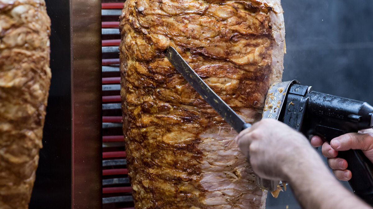 Er ist des Deutschen liebstes Fast Food, noch weit vor Pizza und Currywurst: Döner. Doch nicht alles, was sich in Imbissbuden am Spieß dreht und unter dem Namen „Döner“ verkauft wird, ist auch ein Döner. Foto: Hoppe/dpa