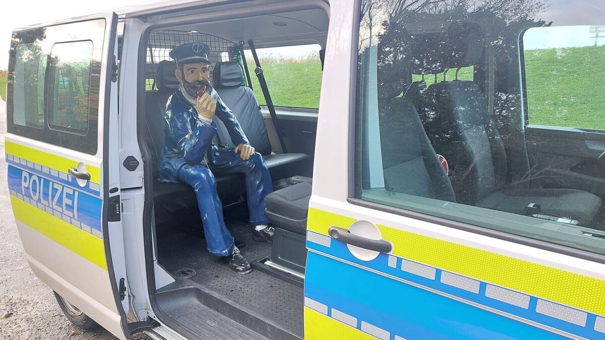 Die Polizisten laden die 30 Kilogramm schwere Figur in den Einsatzwagen. Foto: Polizei