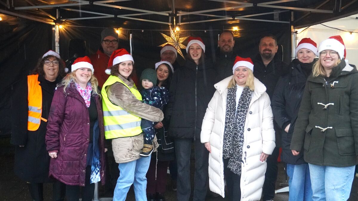 Das Team der VBS-Beratungsstelle hatte zum Winterzauber eingeladen, anlässlich ihres 45. Jubiläums. Neben alkoholfreiem Apfelpunsch gab es auch Bratwurst und verschiedene Kuchen. Foto: Brettschneider