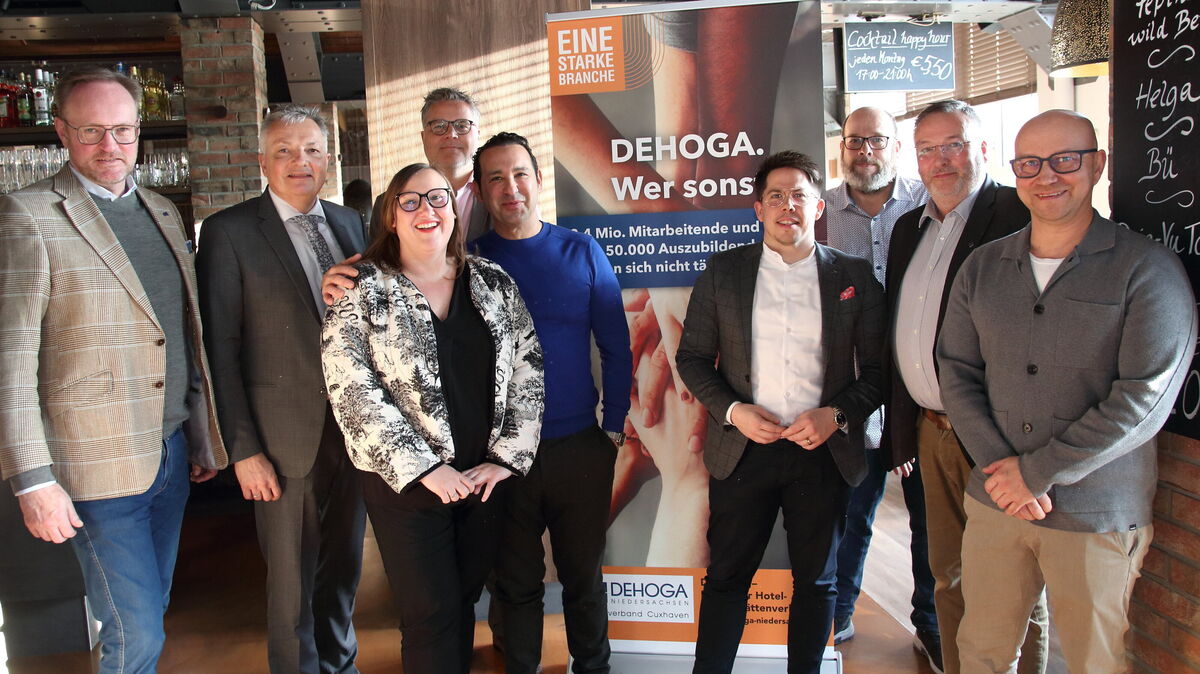 Der neu gewählte Vorstand des Dehoga-Stadtverbandes mit (v. l.) dem im Amt bestätigten 1. Vorsitzenden Kristian Kamp, Beisitzer Bernhard Dohne, Schriftführerin Verena Berger, dem 2. Vorsitzenden Carsten Weber, Beisitzer Hakan Bingöl, Beisitzer Peter Kohlen, Beisitzer Axel Finck, Schatzmeister Klaus Kentsch und Beisitzer Marco Lorenz. Foto: Koppe