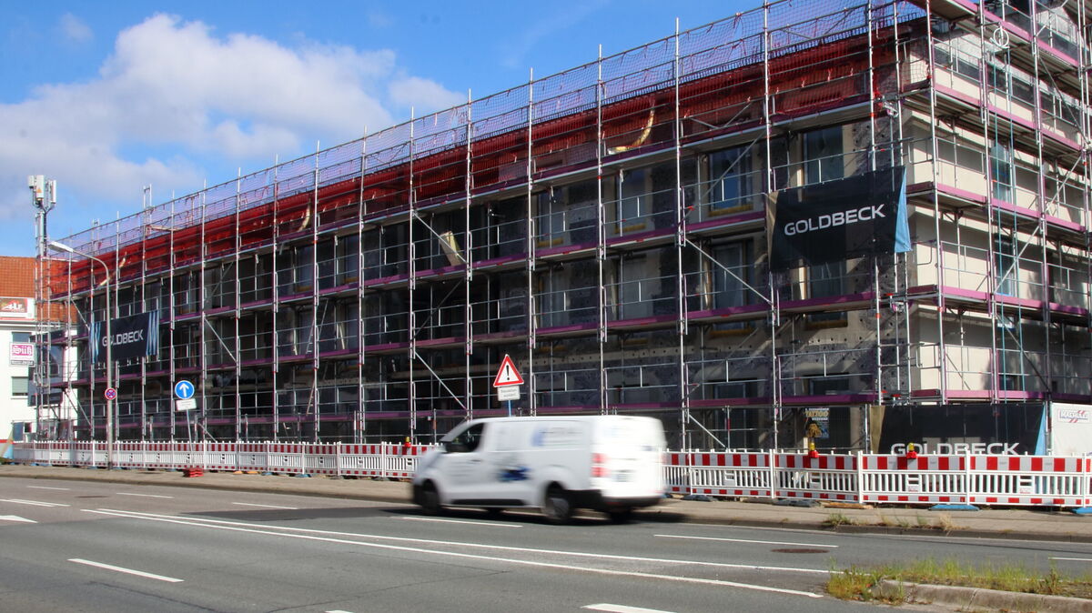 Mit dem Stellen der Wände war erst im Mai dieses Jahres begonnen worden. Inzwischen ist der nach Prinzipien des seriellen Bauens errichtete Neubau nahezu fertig. Die Siedlung bietet hier 23 bezuschusste Wohnungen an. Foto: Koppe
