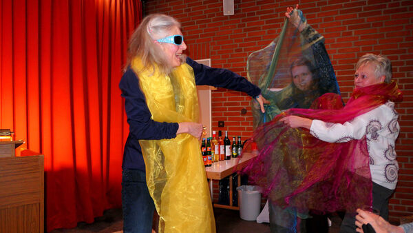 "Das Paket am Süderwall": Verena Liebers fesselt Otterndorf mit szenischer Lesung