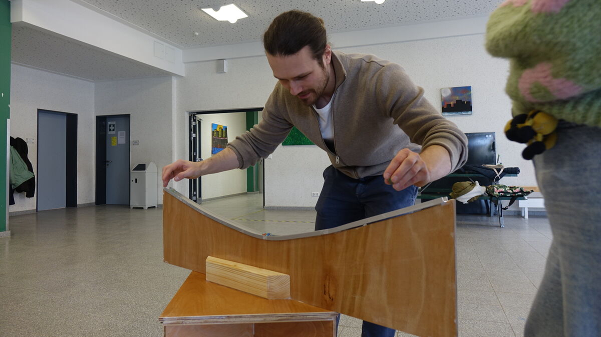 Lehrer Marvin Wiese probiert ein Exponat aus. Foto: Werder