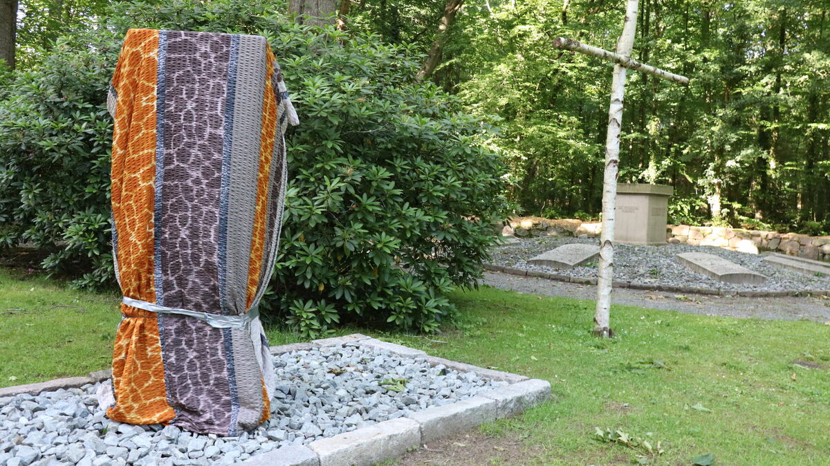 Noch ist sie verhüllt, die neue Gedenkstele für Veteraninnen und Veteranen, die auf dem Ehrenhain Ellerbruch in der Wingst aufgestellt wurde. Am Sonntag soll sie feierlich eingeweiht werden. Der Standort stößt auf Kritik. Foto: Mangels