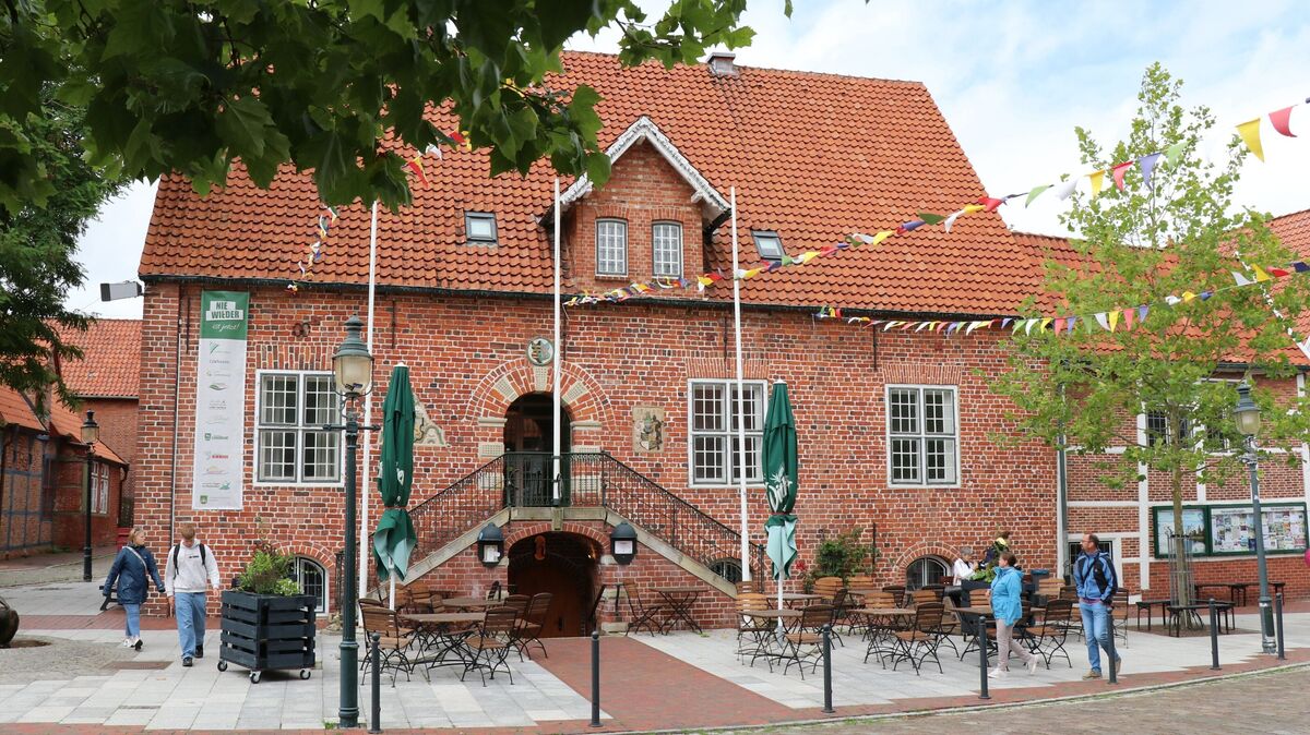 Wer zieht als Bürgermeister oder Ratsmitglied ins historische Rathaus von Otterndorf ein? Die Entscheidung darüber fällt bei der Kommunalwahl am 13. September. Foto: Mangels