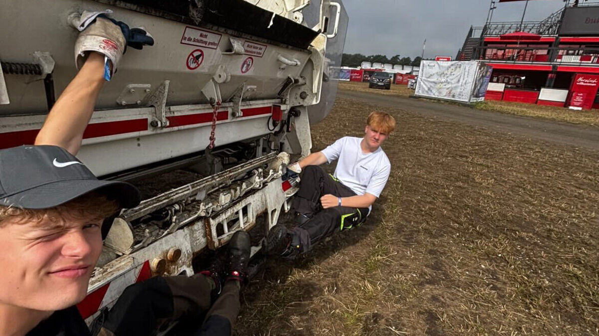 Louis Tiedemann (17, links) und Teo Kraft (18, rechts) sorgen beim Deichbrand-Festival dafür, dass das Gelände sauber bleibt. Für die beiden Cuxhavener ist es bereits der zweite Einsatz als Müllhelfer. Foto: Kraft