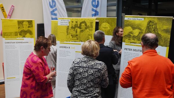 Rechte Gewalt in Niedersachsen: Ausstellung im Cuxhavener Rathaus erinnert an Opfer