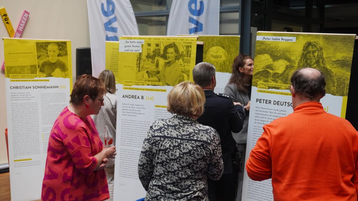 Erinnerung als Verantwortung: Besucher der Ausstellung im Cuxhavener Rathaus setzen sich mit den Schicksalen der Opfer rechter Gewalt auseinander. Foto: Brettschneider
