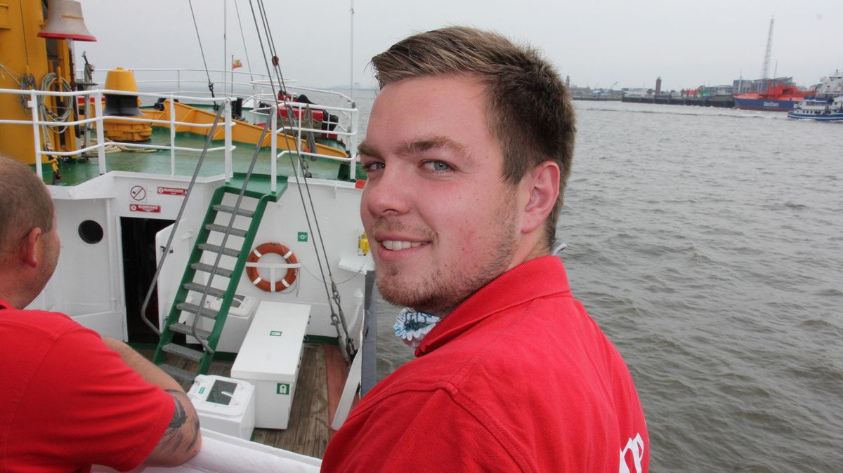 Nils Karsten (25) fühlt sich inzwischen auf der Brücke des Cuxhavener Feuerschiffes "Elbe 1" zuhause. Wann immer er es einrichten kann, unterstützt er die ehrenamtliche Crew bei den Reisen mit seinem Know How. Foto: Sassen