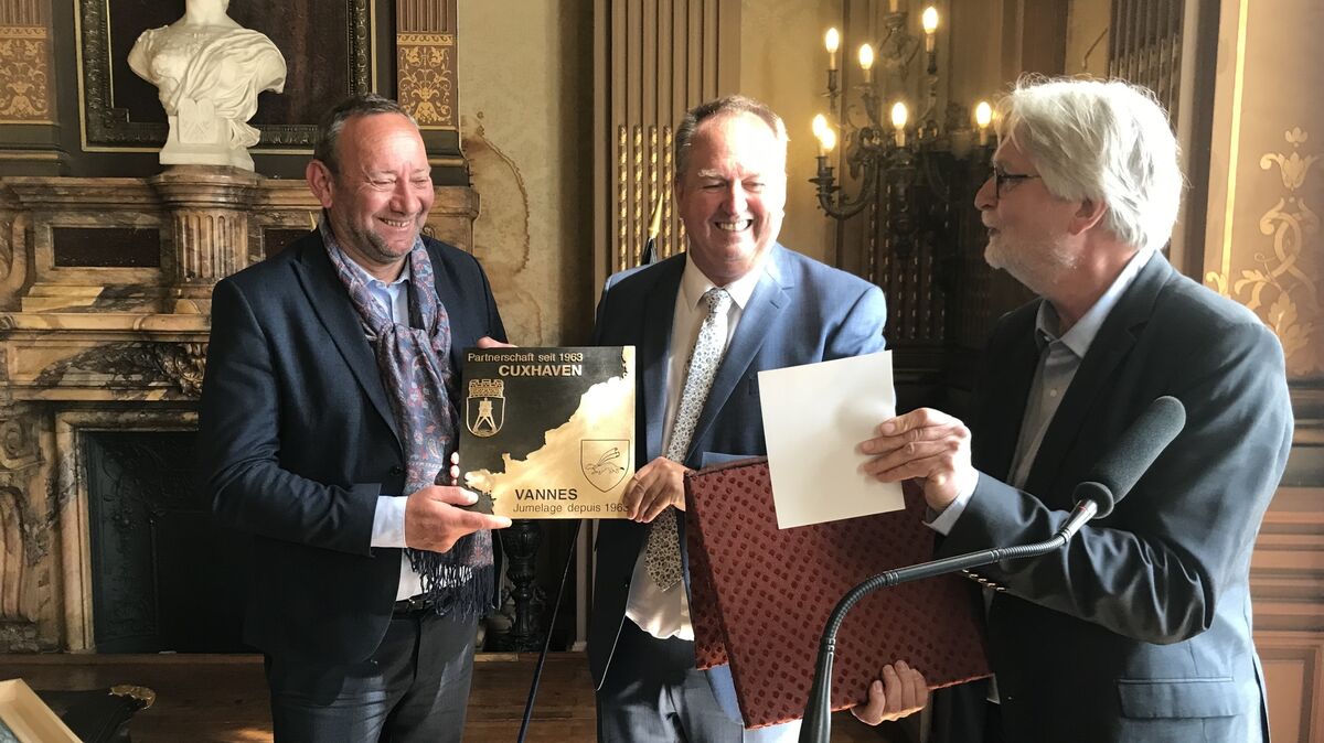 Übergabe der Plakette in Vannes mit den Oberbürgermeistern David Robo, Uwe Santjer und dem Partnerschaftkomiteevorsitzenden Paul Sdun (v. l.). Jetzt wird das Gegenstück an die Stadt übergeben und hinterher am Rathaus angebracht. Foto: Reese-Winne