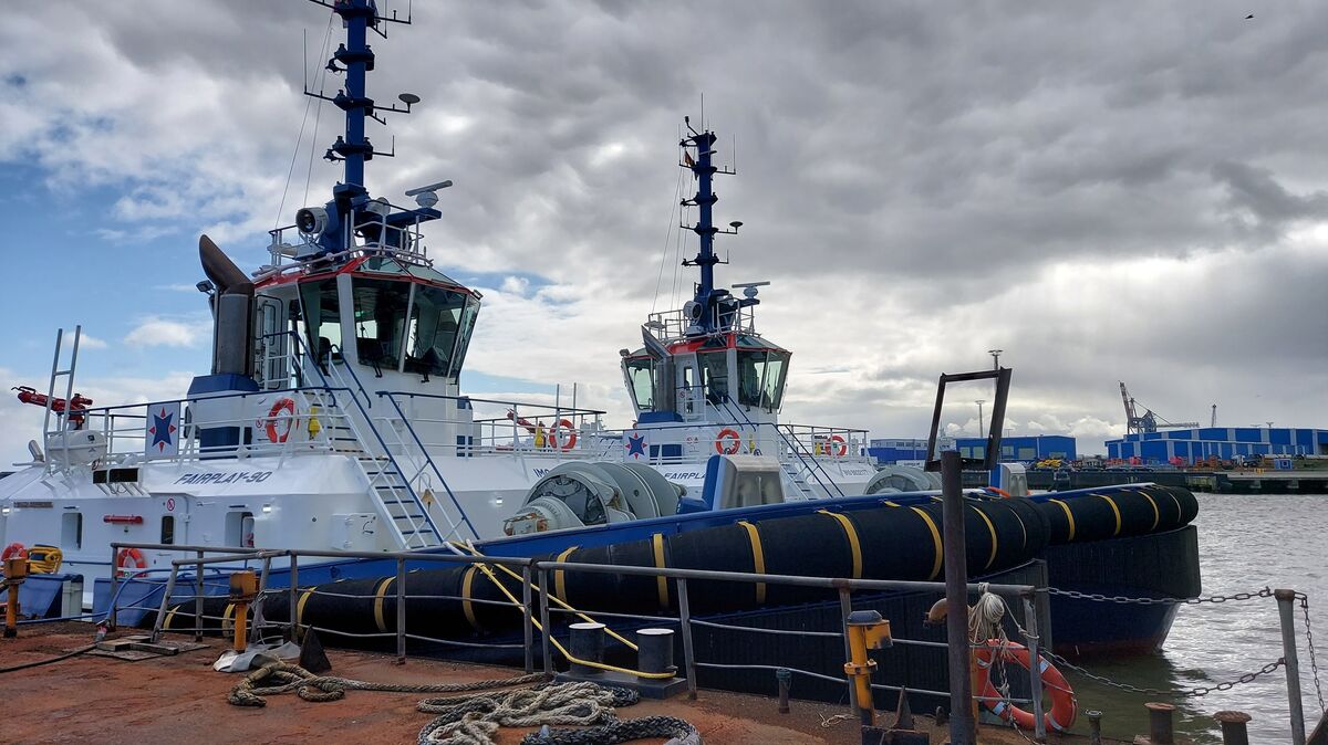 Wie die Neubauten „Fairplay 90“ und „Fairplay 91" werden auch die neuen Wasserstoffschlepper künftig in markantem Weiß (Aufbauten), Rot (Dachkonstruktion) und Blau (Rumpf) erstrahlen. Foto: Fischer