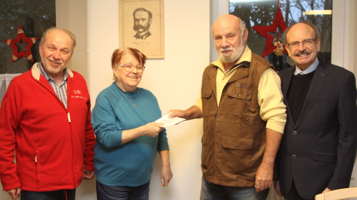 Freude bei der Übergabe des Vereins-Restvermögens: Werner Demuth und Brigitte Hummel vom DRK-Ortsverein Altenwalde und Helmut Kämmerer und Holger Franckenstein (v.l.) vom aufgelösten Schützenverein. Foto: Reese-Winne