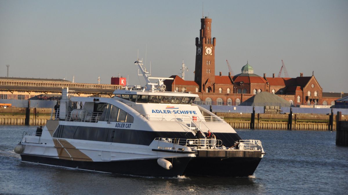 Der "Adler Cat" startet bald an der Innenkante Alte Liebe sein Ausflugsgeschäft. Dann rückt Sylt wieder nahe. Archivfoto: Kramp