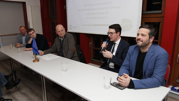 Im Cuxhavener Bürgerbahnhof: Bundestagskandidaten im Schlagabtausch zur EU-Politik