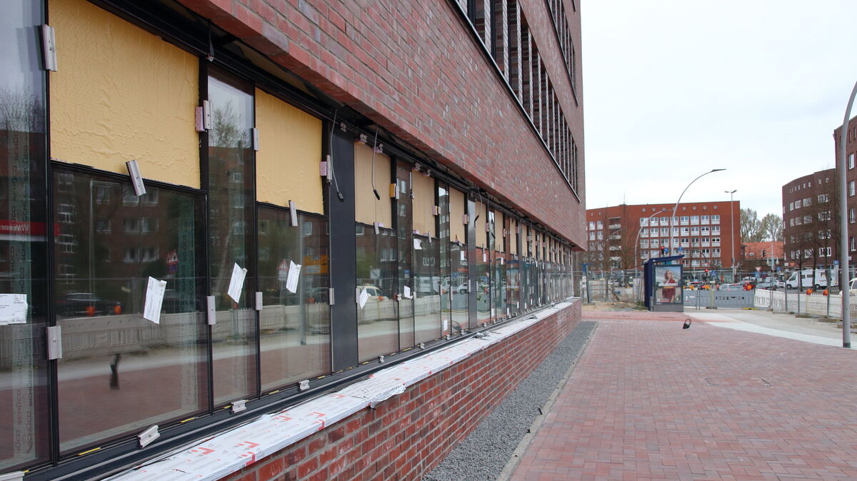 Der vor der Frontseite des Erweiterungsbaus liegende Bereich wird nach Fertigstellung des Gebäudes öffentlich zugänglich bleiben. Er soll sogar so gestaltet werden, dass er Verweilmöglichkeiten bietet.