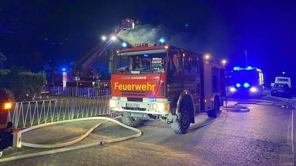 Feuer in Cuxhaven-Sahlenburg: Dachstuhl steht mitten in der Nacht in Flammen