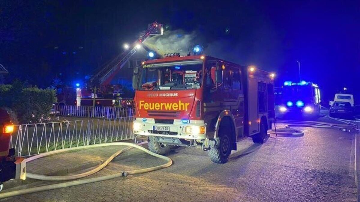 Mitten in der Nacht flackert das Blaulicht durch Sahlenburg. Foto: Feuerwehr Stadt Cuxhaven