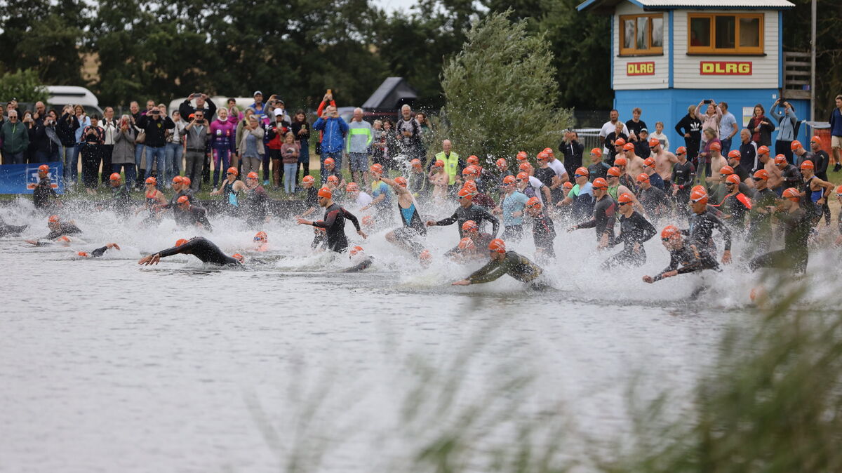 450 Teilnehmerinnen und Teilnehmer stürzen sich beim Otterndorfer Volksbank-Triathlon in die Fluten. Foto: Unruh