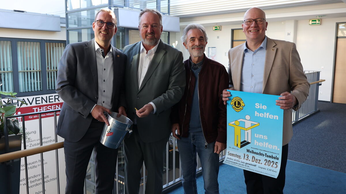 Das erste Los der Lions Tombola kaufte traditionell Oberbürgermeister Uwe Santjer (2.v.l.) und eröffnete damit den Los-Verkauf der diesjährigen Tombola. Foto: Larschow