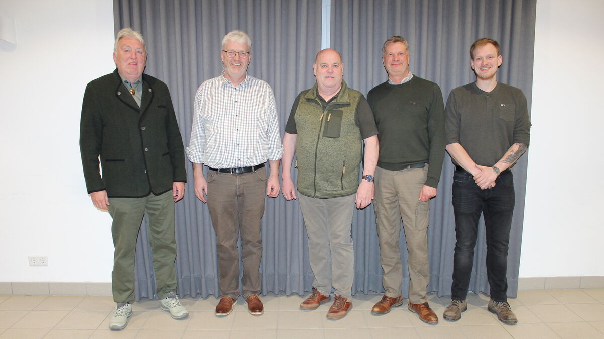 Olaf Mohr (2.v.r.), stellvertretender Vorsitzender (2.v.r.) der Jägerschaft Cuxhaven/Hadeln schaut beim Hegering 2 vorbei. Der Vorstand des Hegerings freut sich über sein Kommen. Foto: Morjan