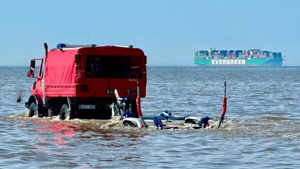Wattwanderer vor Neuwerk gerettet: Wasserrettung holt zwei Personen von Rettungsbake