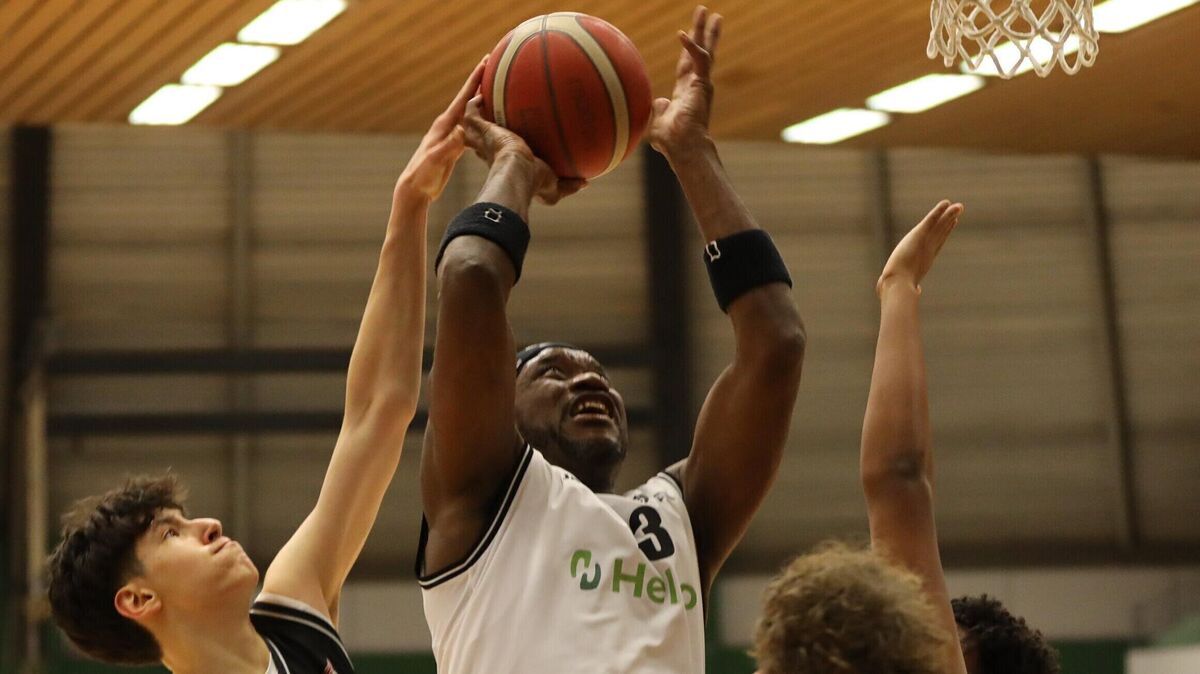 Neben den vielen neuen Spielern bei den BasCats werden auch die "alten Hasen" wie Edward "Eddie" Seward mit vollem Einsatz gegen die OTB-Reserve, um den ersten Saisonsieg kämpfen. Foto: Unruh