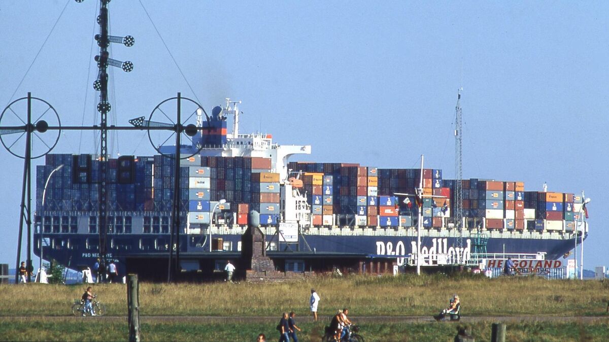 Ein großes Containerschiff passiert die Alte Liebe in Cuxhaven. Weil die unter Wasser gebaggerten Böschungen immer wieder einbrechen, kann die Wasser- und Schifffahrtsverwaltung die für große Schiffe vorgesehene Fahrrinnentiefe in der Elbe nicht sicherstellen. Foto: dpa