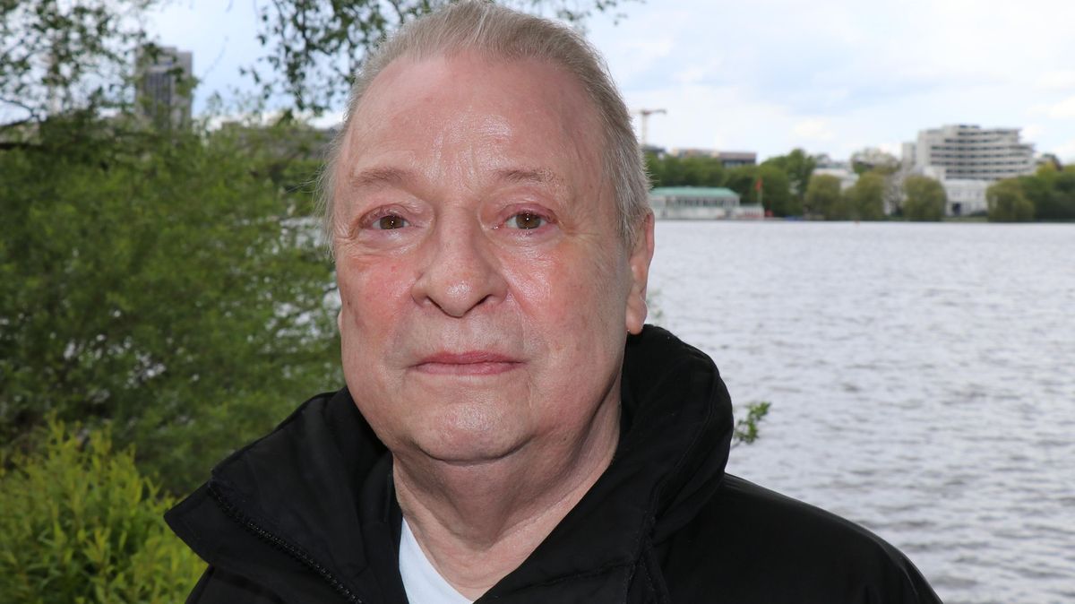 An der Alster in Hamburg fühlt sich Reent Reins wohl - der Schauspieler und Synchronsprecher ist ein echtes Nordlicht. Geboren wurde er 1943 in Otterndorf. Foto: Mangels 