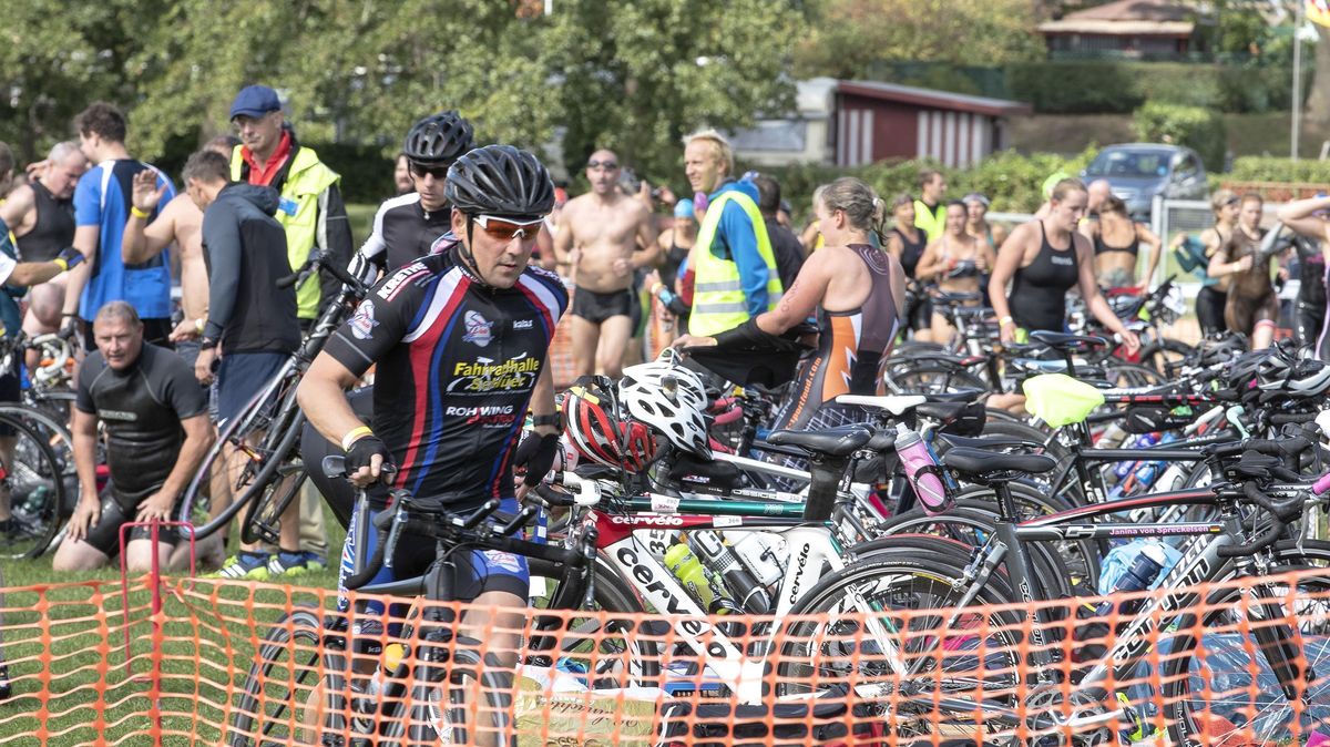 Die wuselige Wechselzone beim Volksbank-Triathlon wird dieses Jahr nicht in Otterndorf aufgebaut. Foto: Lütt