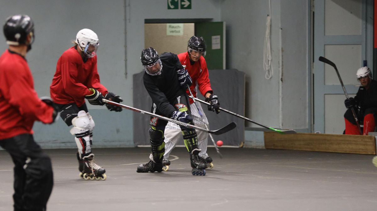 Umringt von in Rot gekleideten Gegnern spielt Frank Lütt den kleinen roten Kunststoff-Ball nach vorn. Foto: Unruh