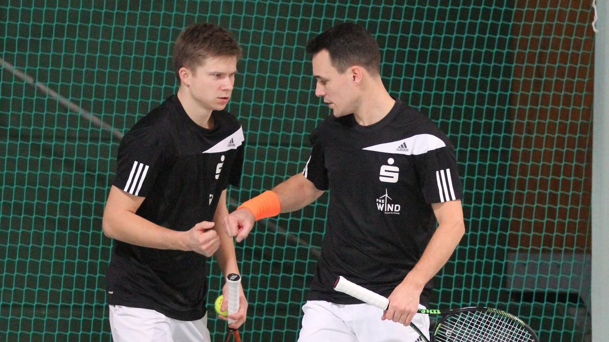 In der Tennis-Oberliga empfängt Schwarz-Weiß Cuxhaven (hier mit: Felix Palmen und Matthias Reichert) den Barrier TC. Foto: Unruh
