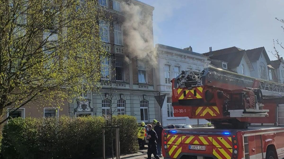 Aus dem Mehrfamilienhaus in der Reinekestraße zieht am Dienstag dichter Rauch. Foto: Feuerwehr