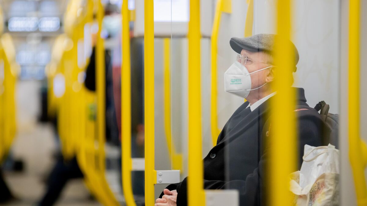 Mit Inkrafttreten der neuen Corona-Verordnung verschärft sich auch die Maskenpflicht in Bussen und Bahnen. Fahrgäste dürfen demnach nur noch mit FFP2-Maske befördert werden. Foto: Christoph Soeder/dpa