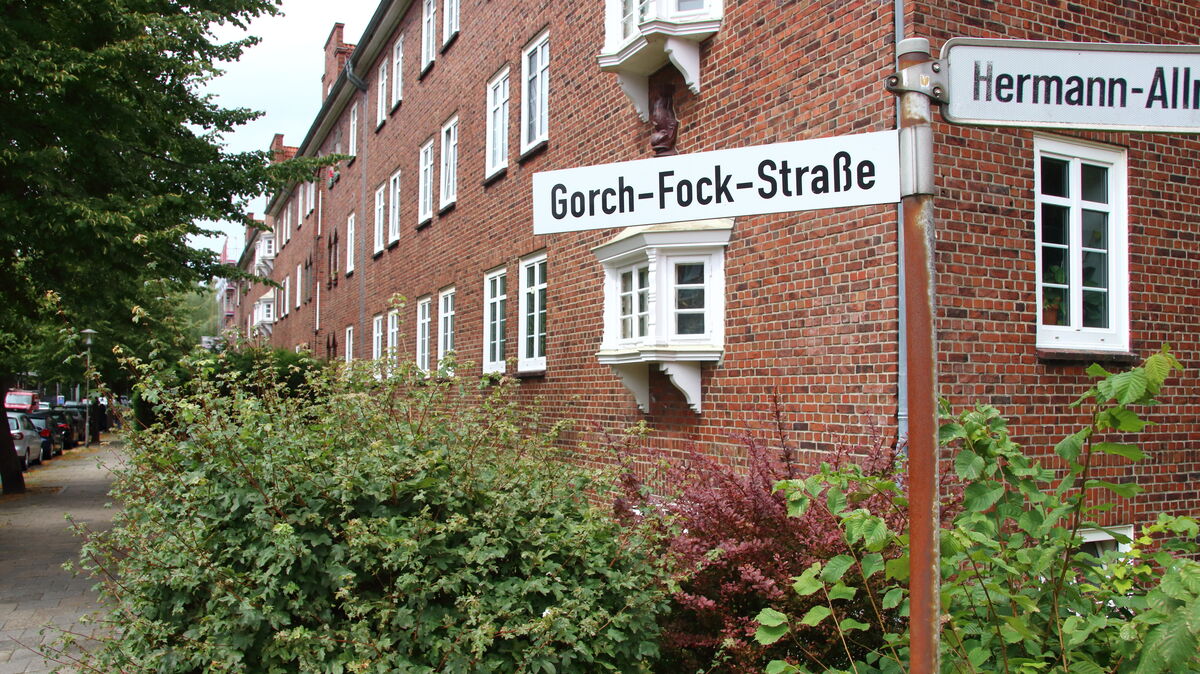 Ab nächsten Dienstag auf dem Trockenen? In den Treppenhäusern dieser Wohnanlage hat der örtliche Wasserversorger Aushänge anbringen lassen, in denen die Einstellung der Versorgungsleistung angekündigt wird. Foto: Koppe