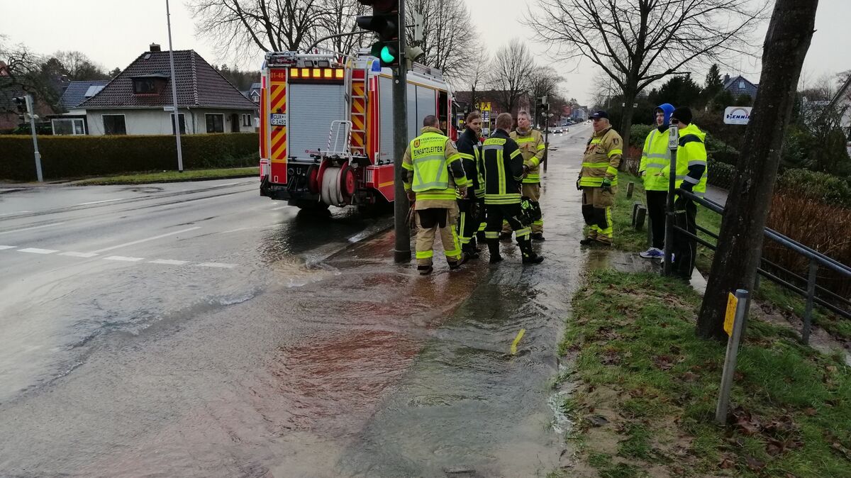 Die Berufsfeuerwehr Cuxhaven ist im Einsatz, um die Schadensstelle abzusichern. Foto: Fenski
