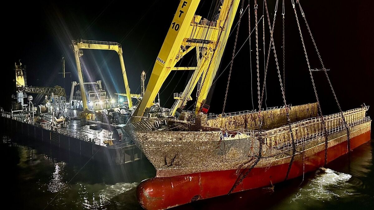Der leistungsstarke Schwimmkran hebt die 580 Tonnen schwere Bugsektion der „Verity“ an die Wasseroberfläche. Foto: WSV/brand MARINE CONSULTANTS GmbH
