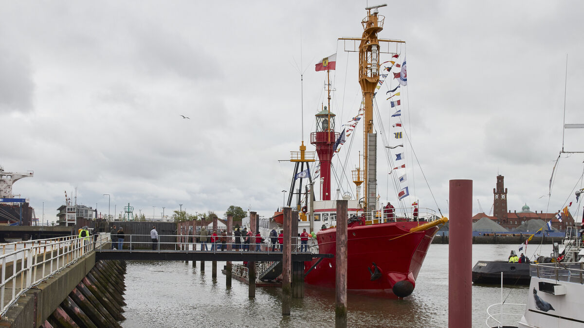 Wieder am Stamm-Liegeplatz an der Alten Liebe: Das Feuerschiff "Elbe 1" nach seiner Rückkehr aus Stralsund. Foto: Koppe
