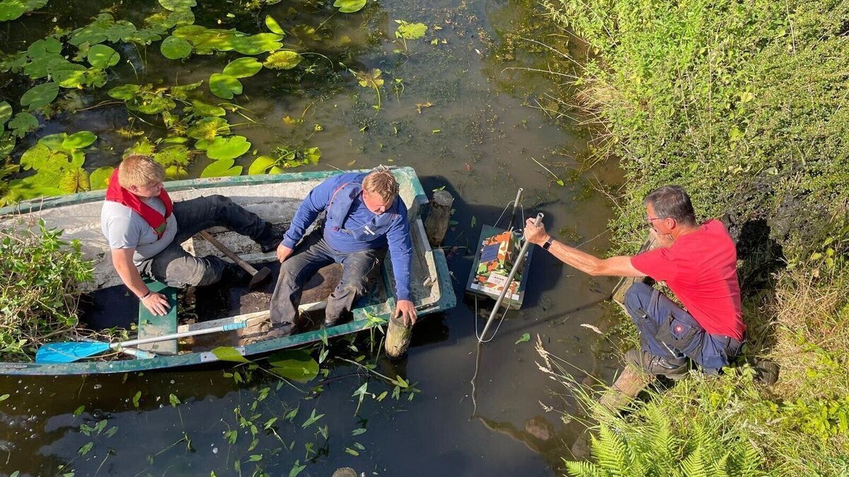 Was wie ein schwimmendes Vogelhäuschen aussieht, ist die neue Wassersonder mit modernster Messsensorik. Die jungen Angler Jonas und Justin Ehlers platzierten sie in der Aue in Bülkau, dirigiert wurden sie von Christian Ehlers vom Wasser- und Bodenverband.